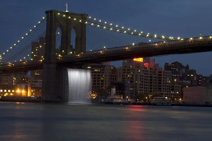 「The New York City Waterfalls（ニューヨークの滝）」オラファー・エリアソン