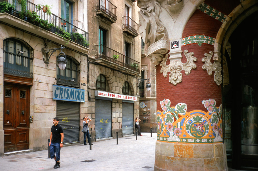 スペインのバルセロナにあるインベーダーの作品